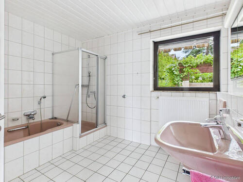 Bad mit Dusche und Wanne im EG - 