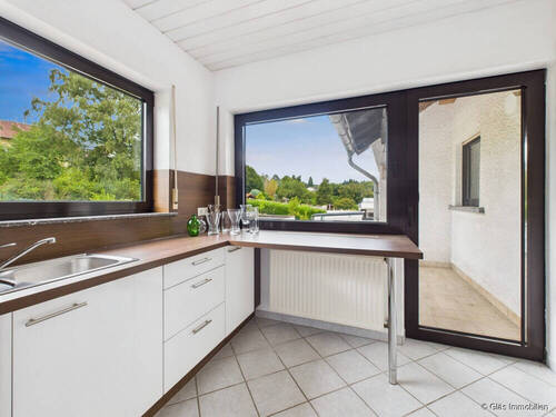 Küche im 1. OG mit Blick auf den Balkon - 