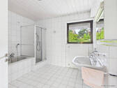 Bad mit Dusche und Wanne im 1. OG - 