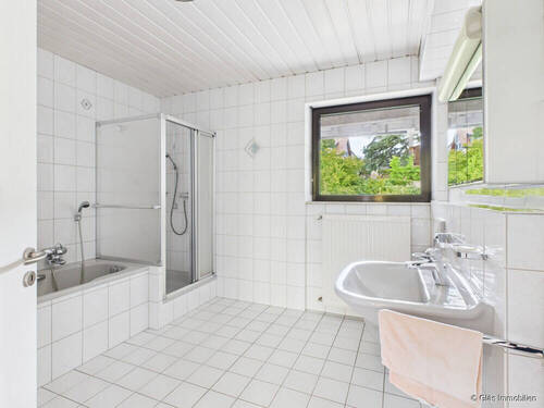 Bad mit Dusche und Wanne im 1. OG - 