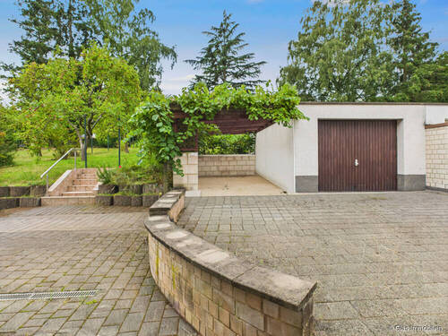 Terrasse mit Blick auf Pergola und Garage - 9 Zimmer Mehrfamilienhaus, Wohnhaus in Wadgassen