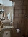 Bad mit Badewanne und Dusche - 