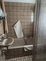 Bad mit Badewanne und Dusche - 