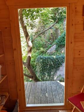 seitlicher Ausblick aus dem Gartenhaus - 