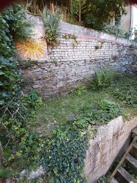 Aufgang und Mauer mit Mosaik - 