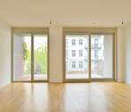 Wohnzimmer Loggia-Blick - Provisionsfreie 4-Zimmer-Familienwohnung direkt am Park am Gleisdreieck - zzgl. Tiefgaragenstellplat