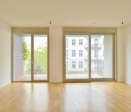 Wohnzimmer Loggia-Blick - Provisionsfreie 4-Zimmer-Familienwohnung direkt am Park am Gleisdreieck - zzgl. Tiefgaragenstellplat