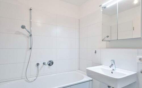 Bad mit Wanne - 