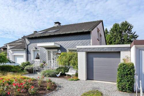 Ansicht Vorderseite - 5 Zimmer Reihenendhaus in Bochum