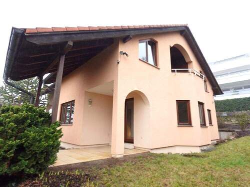 Hausansicht - Attraktives Einfamilienhaus mit Garten und Garage