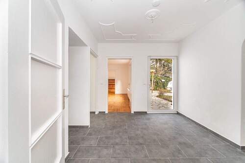 Eingangsbereich mit Stukdecke - 6 Zimmer Reihenmittelhaus in München