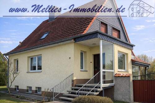 Bild 1 - Dieses Einfamilienhaus ist in Massivbauweise mit viel Nebengebäude