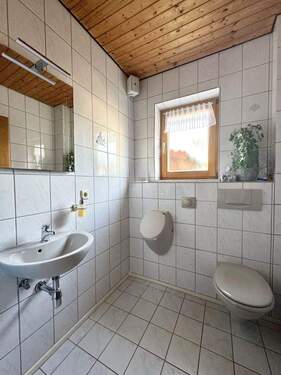 EG: Gäste WC mit Pissoir, WC und Waschbecken sowie Musikanlage - 