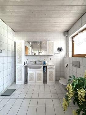 OG: Hauptbad mit Waschbecken und Badmöbeln - 