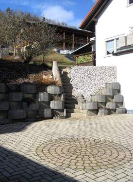 2-3 gepflastere Stellplätze neben dem Haus - 