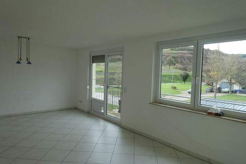 Wohn-/Esszimmer - 3-­Zimmer-­OG-­Wohnung mit Einbauküche, Balkon und Carport in ruhiger Wohnlage