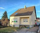 Ansicht mit Einfahrt und Garage - Nähe Pfeifferwald! Freistehendes, großzügiges 1- 2 FHS mit 2 Kachelöfen, Garten mit Teich, Gartenhaus und Garage, in ruhiger Lage von Rohrbach