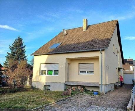 Ansicht mit Einfahrt und Garage - Nähe Pfeifferwald! Freistehendes, großzügiges 1- 2 FHS mit 2 Kachelöfen, Garten mit Teich, Gartenhaus und Garage, in ruhiger Lage von Rohrbach