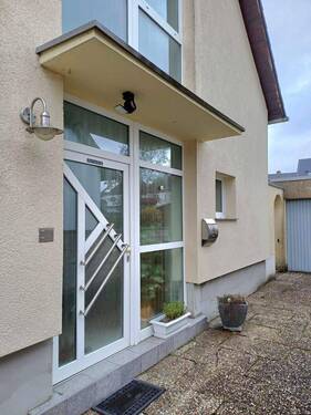 überdachter Eingang und Garage - 6 Zimmer Mehrfamilienhaus, Wohnhaus zum Kaufen in Sankt Ingbert