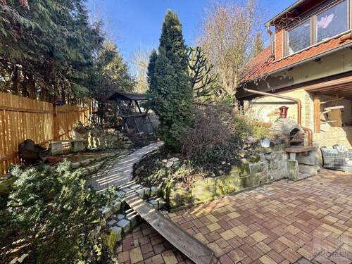 Terasse mit Weg in den Garten - 