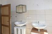 Doppelwaschbecken im Tageslichtbad im Obergeschoss - 