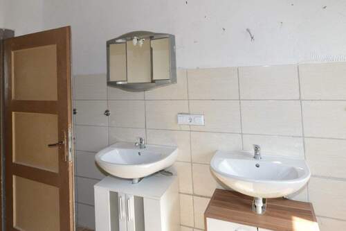 Doppelwaschbecken im Tageslichtbad im Obergeschoss - 