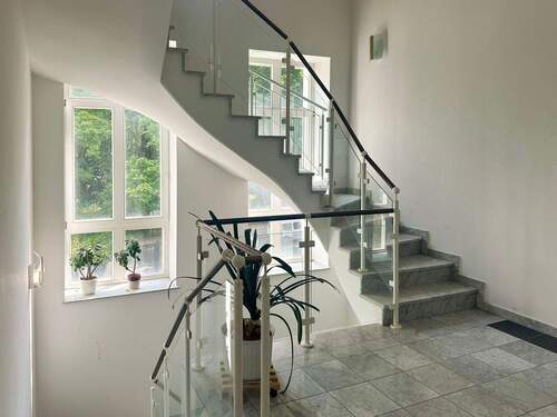 Treppenhaus mit Aufzug - 