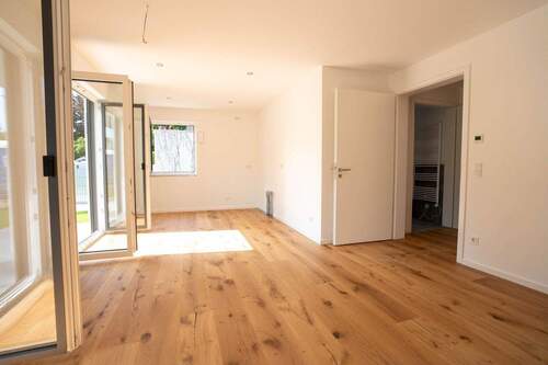 Wohnzimmer - Neubau Erstbezug! Gartentraum in lichtdurchfluteter 3 Zimmer Wohnung mit Top Ausstattung