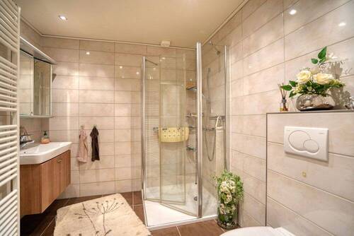 Bad im Erdgeschoss mit Dusche - 