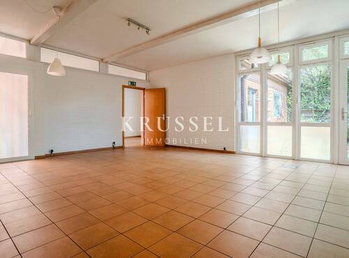Das lichtdurchflutete Wohnzimmer mit angrenzender Terasse. - 