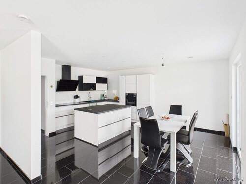 Blick vom Wohnzimmer in Richtung Küche - 