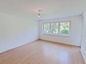 Ansicht I: Wohnzimmer - +Hell, gemütlich, komplett: 3-Zimmer-Wohnung inklusive EBK und Balkon+