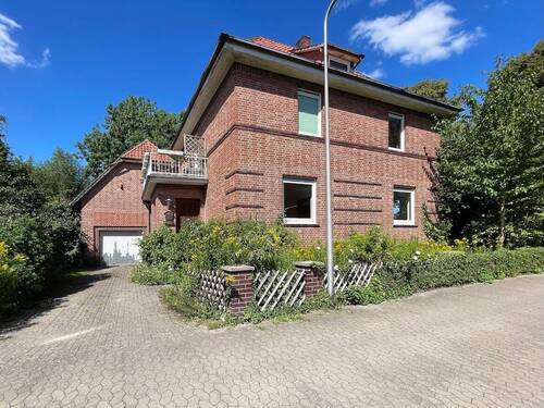 Hausansicht Eingangsbereich und Garage - Charmantes Kaffeemühlenhaus - Ein- Zweiparteienhaus mit großem Garten und Garage in Idensen