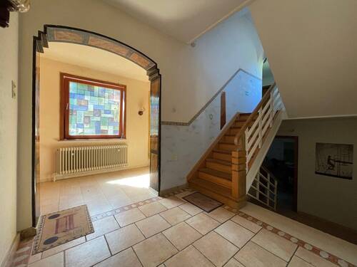 Windfang/Treppenhaus Erdgeschoss - 5 Zimmer Mehrfamilienhaus, Wohnhaus zum Kaufen in Wunstorf