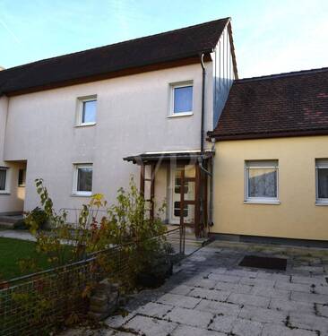 Vorgarten mit Terrasse - 4 Zimmer Reihenendhaus zum Kaufen in Feuchtwangen