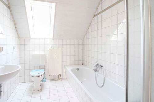 Bad mit Dusche und Badewanne - 