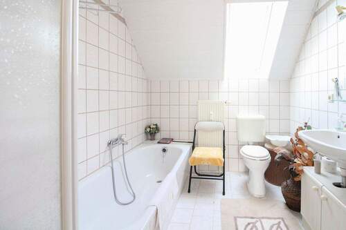 Bad mit Dusche und Badewanne - 