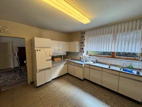  Küche mit älterer Küchenzeile - 