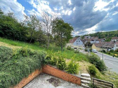 Blick über die Terrasse zum Garten - 8 Zimmer Mehrfamilienhaus, Wohnhaus in Welchweiler