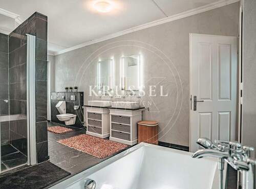 Wellnessoase mit Badewanne und/oder Dusche - 