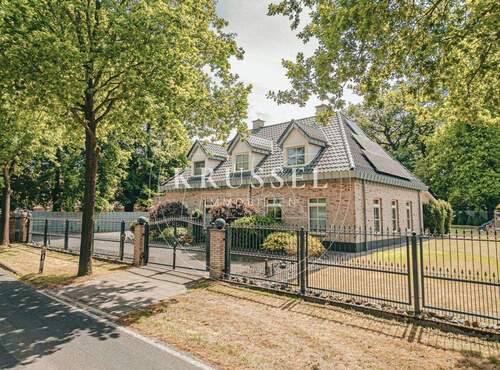 Repräsentative Außenansicht mit zeitloser Architektur und gepflegtem Erscheinungsbild - 