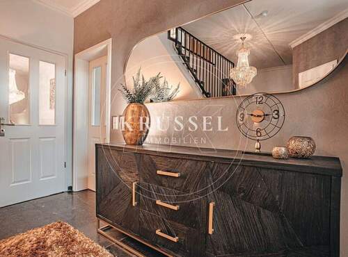 Einladender Eingangsbereich mit klarer Struktur - 8 Zimmer Einfamilienhaus zum Kaufen in Meppen