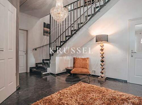 Eleganter Treppenaufgang als stilvolle Verbindung der Wohnebenen - 