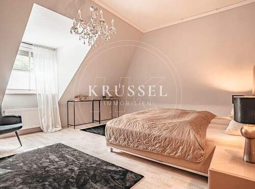 Helles Schlafzimmer mit angenehmer Raumgröße - 