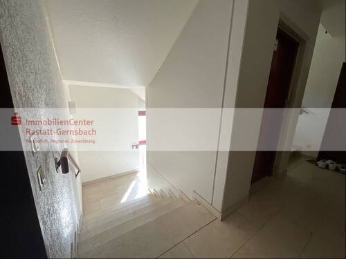 Treppenhaus mit Aufzug - 4 Zimmer Etagenwohnung in Rastatt