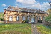 Frontansicht - Ehemaliges Pfarrgehöft bestehend aus Pfarrhaus, Scheune und Stallungen - leerstehend