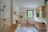 Bad mit Badewanne - 