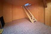 Hobbyraum mit Treppe zum Dachboden - 
