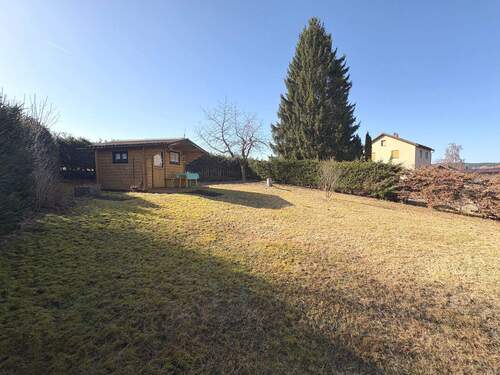 Blick in den Garten mit Gartenhäuschen - Doppelhaushälfte mit 93,00 m&sup2; in Mehlmeisel zum Kaufen