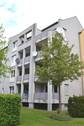 Lindenallee 23, Außenansicht über die Grünanlage mit altem Baumbestand auf die südlich ausgerichteten Balkone eines Wohngebäudes mit heller Fassade. - 3 Zimmer Etagenwohnung in Baunatal